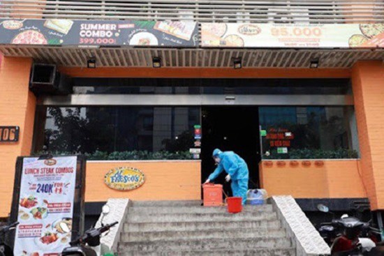 Nhân viên quán pizza ở Hà Nội là bệnh nhân 812 đang thở máy, diễn biến nặng