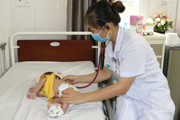 Bác sĩ cảnh báo: Vì e ngại dịch nên không đưa đến viện sớm, bé 1,5 tháng tuổi bị viêm phổi nặng, co giật toàn thân-1