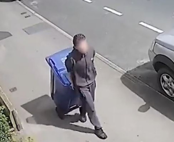 Thiếu niên 17 tuổi kéo thùng rác chứa đựng tội ác của hắn đối với cô giáo trợ giảng được ghi lại trong đoạn clip rợn người-2