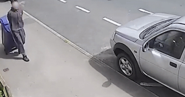 Thiếu niên 17 tuổi kéo thùng rác chứa đựng tội ác của hắn đối với cô giáo trợ giảng được ghi lại trong đoạn clip rợn người-1