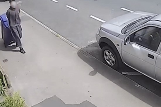 Thiếu niên 17 tuổi kéo thùng rác chứa đựng tội ác của hắn đối với cô giáo trợ giảng được ghi lại trong đoạn clip rợn người