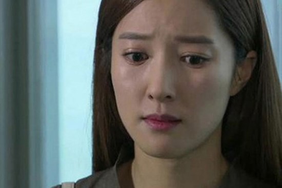 Nửa đêm đi ngang phòng mẹ chồng, tôi rụng rời tay chân khi ngửi thấy mùi khói nhang nghi ngút
