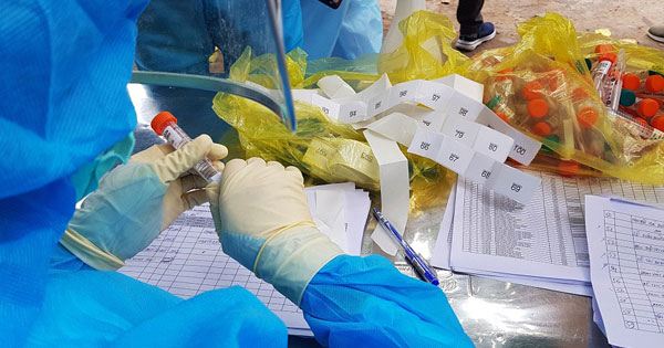Trường hợp đặc biệt: Nam bác sĩ 4 lần xét nghiệm mới ra Covid-19-1