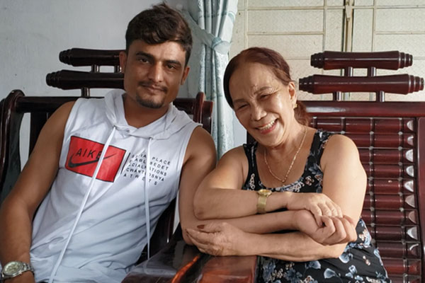 Sau lùm xùm bị hàng xóm tố, chú rể Pakistan đột nhiên đăng ảnh giường chiếu táo bạo, con gái cô dâu 65 tuổi tiết lộ điều bất ngờ-5