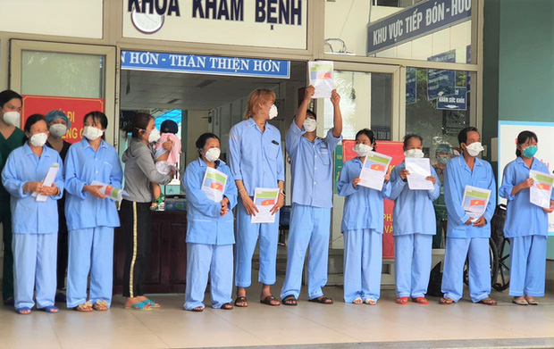 Ông bà bật khóc khi được đón cháu ngoại 8 tháng tuổi khỏi Covid-19: Nhận tin cháu được xuất viện, cả đêm vợ chồng tôi không ngủ được-1