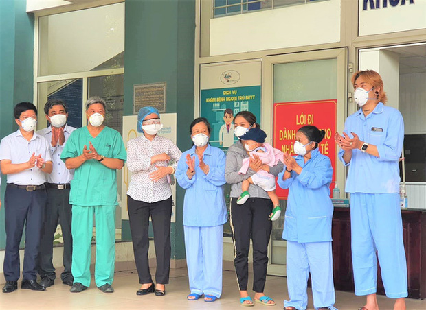 Ông bà bật khóc khi được đón cháu ngoại 8 tháng tuổi khỏi Covid-19: Nhận tin cháu được xuất viện, cả đêm vợ chồng tôi không ngủ được-2