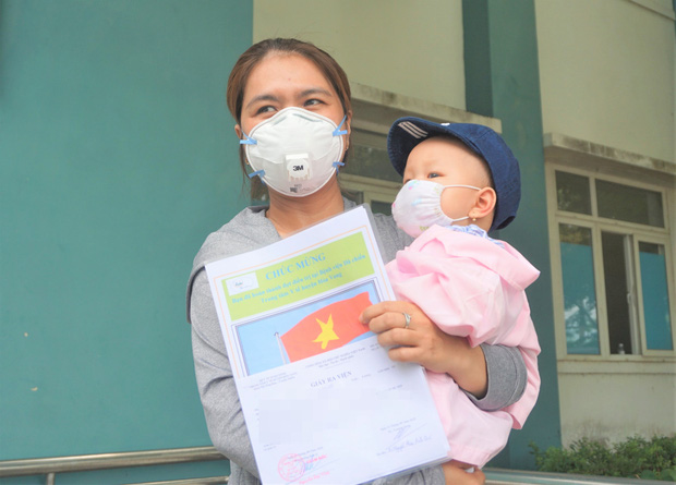 Ông bà bật khóc khi được đón cháu ngoại 8 tháng tuổi khỏi Covid-19: Nhận tin cháu được xuất viện, cả đêm vợ chồng tôi không ngủ được-3