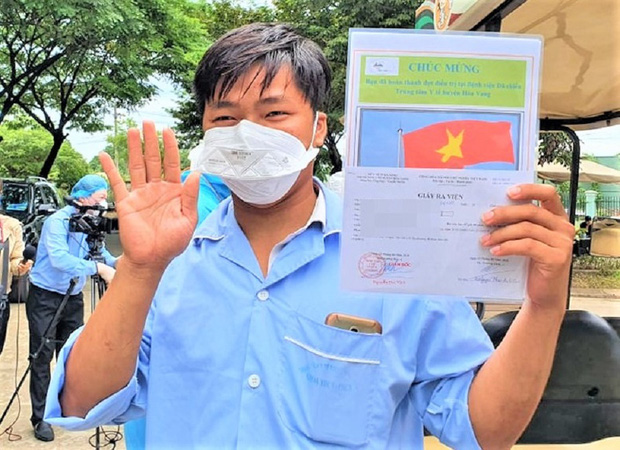 Ông bà bật khóc khi được đón cháu ngoại 8 tháng tuổi khỏi Covid-19: Nhận tin cháu được xuất viện, cả đêm vợ chồng tôi không ngủ được-4