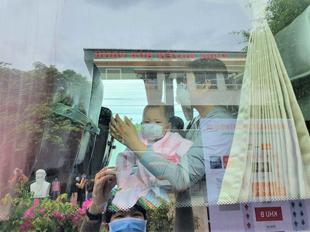 Ông bà bật khóc khi được đón cháu ngoại 8 tháng tuổi khỏi Covid-19: Nhận tin cháu được xuất viện, cả đêm vợ chồng tôi không ngủ được-5