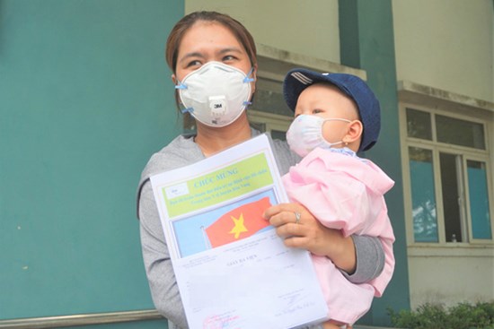Ông bà bật khóc khi được đón cháu ngoại 8 tháng tuổi khỏi Covid-19: 
