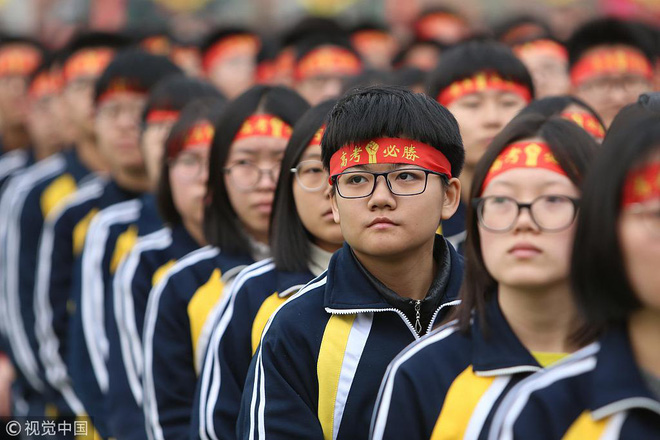Bên trong trường chuyên khắc nghiệt hàng đầu Trung Quốc: Học 15 tiếng/ngày, phải xây rào chắn ngăn học sinh tự tử-4
