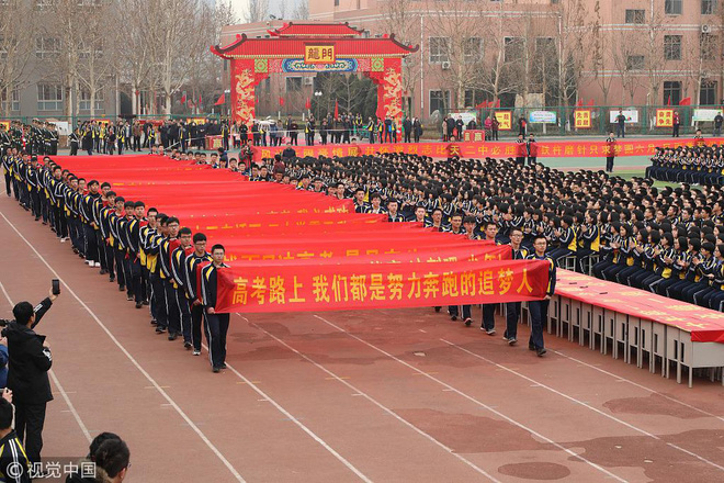 Bên trong trường chuyên khắc nghiệt hàng đầu Trung Quốc: Học 15 tiếng/ngày, phải xây rào chắn ngăn học sinh tự tử-3