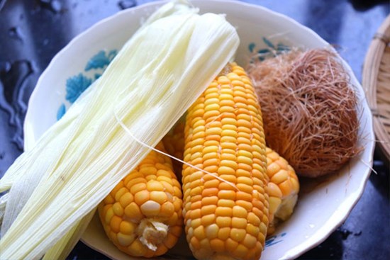 Luộc ngô đừng bỏ râu và vỏ, thêm 2 nguyên liệu nữa ngô ngon ngọt hơn cả cho đường