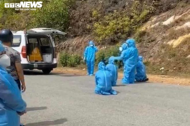 Sự thật hình ảnh xe chở thi hài bệnh nhân COVID-19 dừng lại để người nhà vái lạy-1