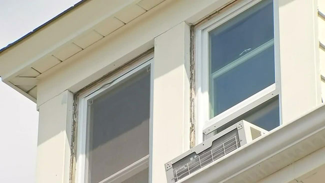 Tấm chăn dưới tầng hầm đến chi tiết trên bồn cầu, người phụ nữ không ngờ tất cả đều do gã bạn trai cũ sống trong nhà bấy lâu gây ra-2