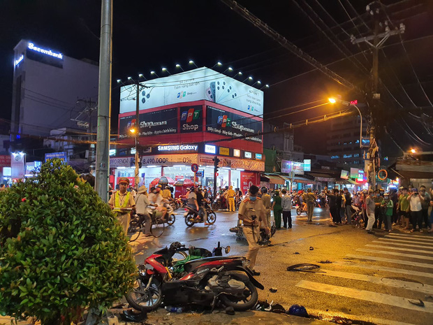 Xe Camry cuốn một loạt xe máy ngay ngã tư ở Sài Gòn, rất nhiều người bị thương nằm la liệt trên đường-1