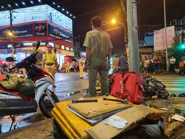 Xe Camry cuốn một loạt xe máy ngay ngã tư ở Sài Gòn, rất nhiều người bị thương nằm la liệt trên đường-2