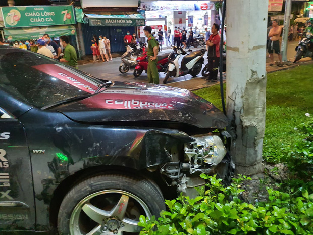 Xe Camry cuốn một loạt xe máy ngay ngã tư ở Sài Gòn, rất nhiều người bị thương nằm la liệt trên đường-3