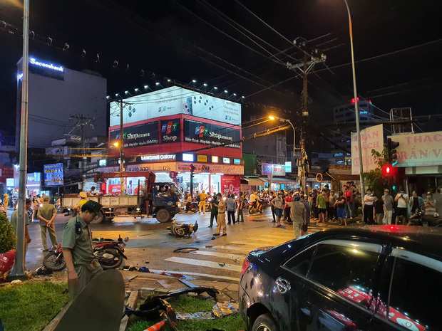 Xe Camry cuốn một loạt xe máy ngay ngã tư ở Sài Gòn, rất nhiều người bị thương nằm la liệt trên đường-4