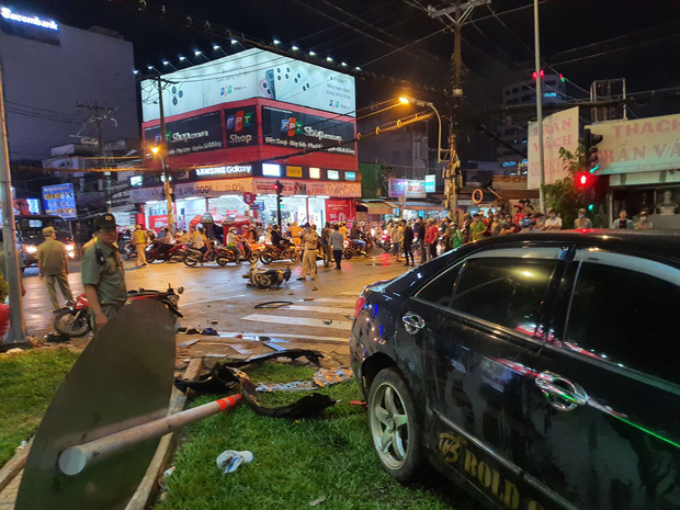 Xe Camry cuốn một loạt xe máy ngay ngã tư ở Sài Gòn, rất nhiều người bị thương nằm la liệt trên đường-5