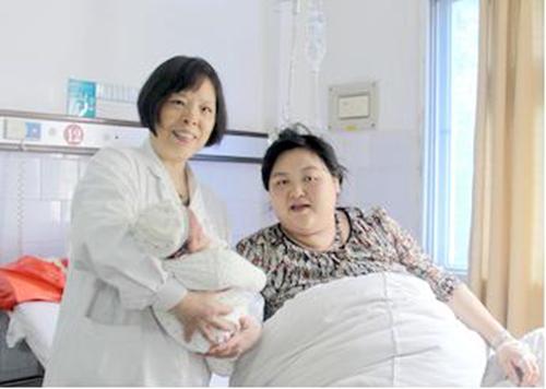 Sản phụ đi đẻ với chiếc bụng khổng lồ, ai cũng nghĩ sinh 3 nhưng kết quả lại khiến mọi người tròn mắt ngạc nhiên-1