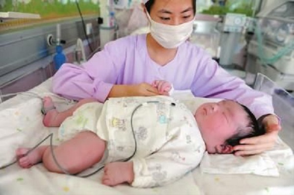 Sản phụ đi đẻ với chiếc bụng khổng lồ, ai cũng nghĩ sinh 3 nhưng kết quả lại khiến mọi người tròn mắt ngạc nhiên-3