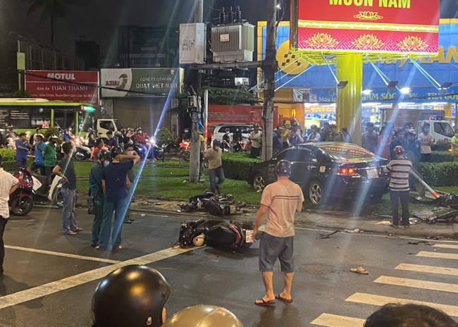 Nhân chứng vụ Camry tông hàng chục xe máy giữa ngã tư Sài Gòn: Ai cũng chảy máu, nữ tài xế sợ hãi vái lạy-5