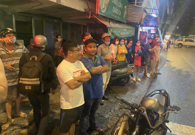 Nhân chứng vụ Camry tông hàng chục xe máy giữa ngã tư Sài Gòn: Ai cũng chảy máu, nữ tài xế sợ hãi vái lạy-8