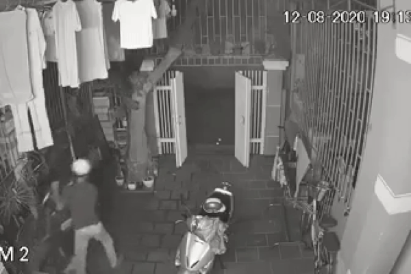 Xe máy để hớ hênh giữa sân, trộm vào tận nơi nhưng chỉ 