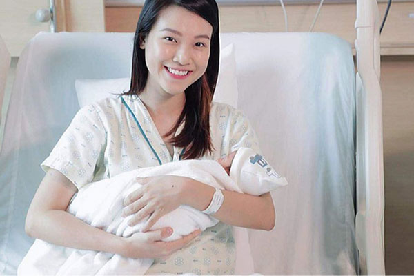 Lần đầu khoe rõ mặt quý tử lai Tây, Hoàng Oanh tâm sự: Làm mẹ mệt quá mẹ ơi!-4