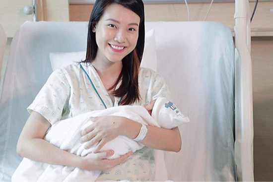 MC Hoàng Oanh lần đầu khoe quý tử, kể chuyện vượt cạn khi không có ông xã ở bên và thót tim vì bị doạ sinh non