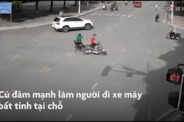 Người đàn ông ngã bất tỉnh do vượt đèn đỏ