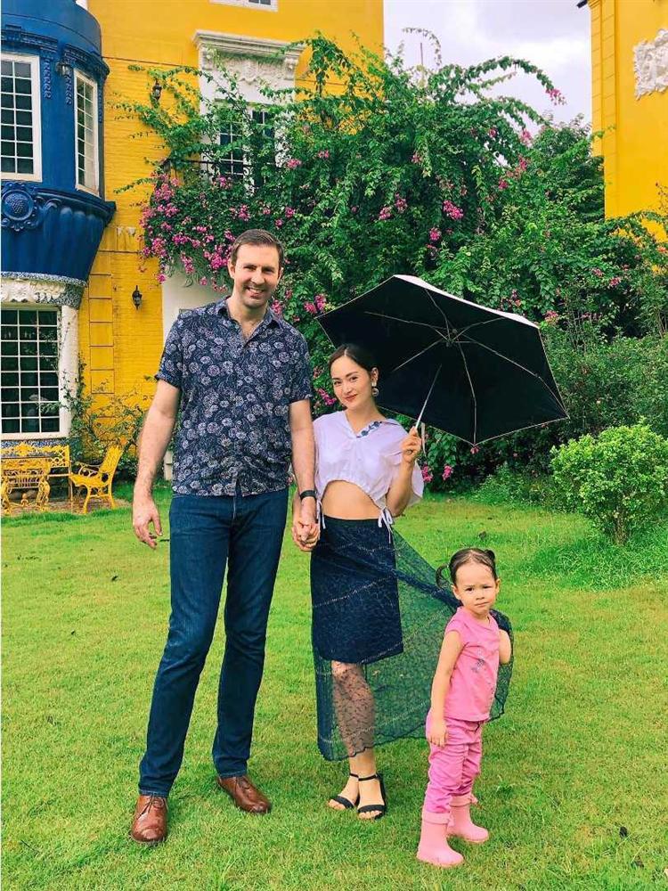 Chiều cao thật của con gái Lan Phương lộ rõ khi đứng cạnh mẹ nấm lùn và bố Tây 2m-3