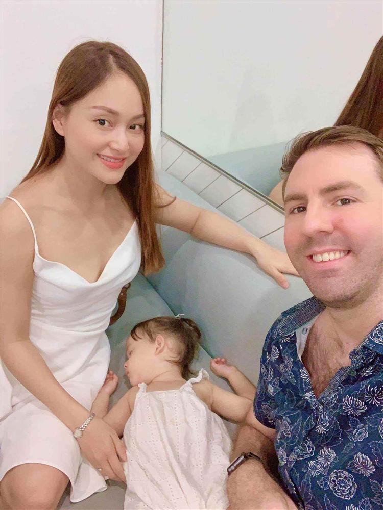 Chiều cao thật của con gái Lan Phương lộ rõ khi đứng cạnh mẹ nấm lùn và bố Tây 2m-8