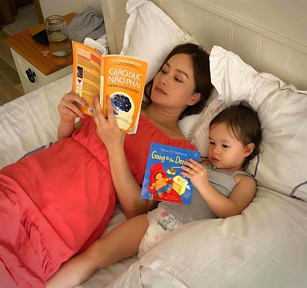 Chiều cao thật của con gái Lan Phương lộ rõ khi đứng cạnh mẹ nấm lùn và bố Tây 2m-9