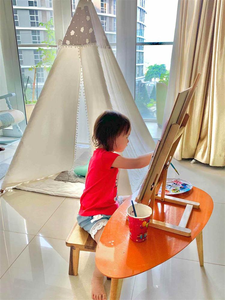 Chiều cao thật của con gái Lan Phương lộ rõ khi đứng cạnh mẹ nấm lùn và bố Tây 2m-10