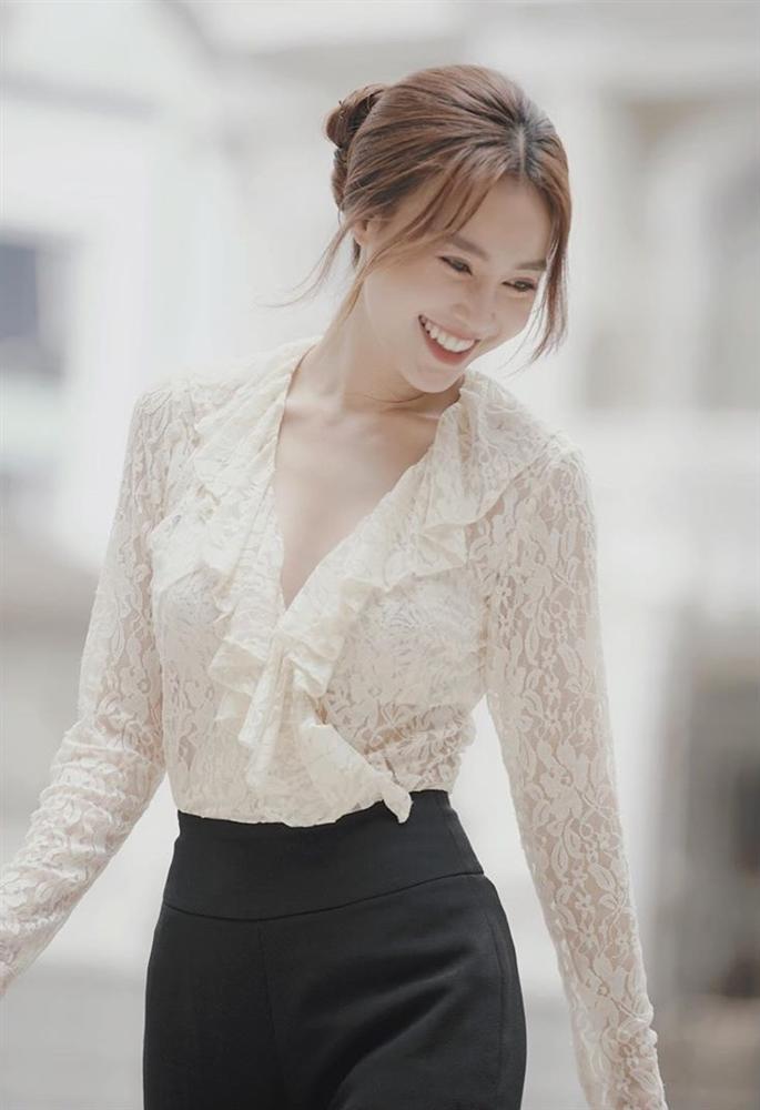 7 cách diện áo blouse trắng của Lan Ngọc: Từ sexy mà vẫn tinh tế cho đến khéo giấu bắp tay to đều đủ cả-1