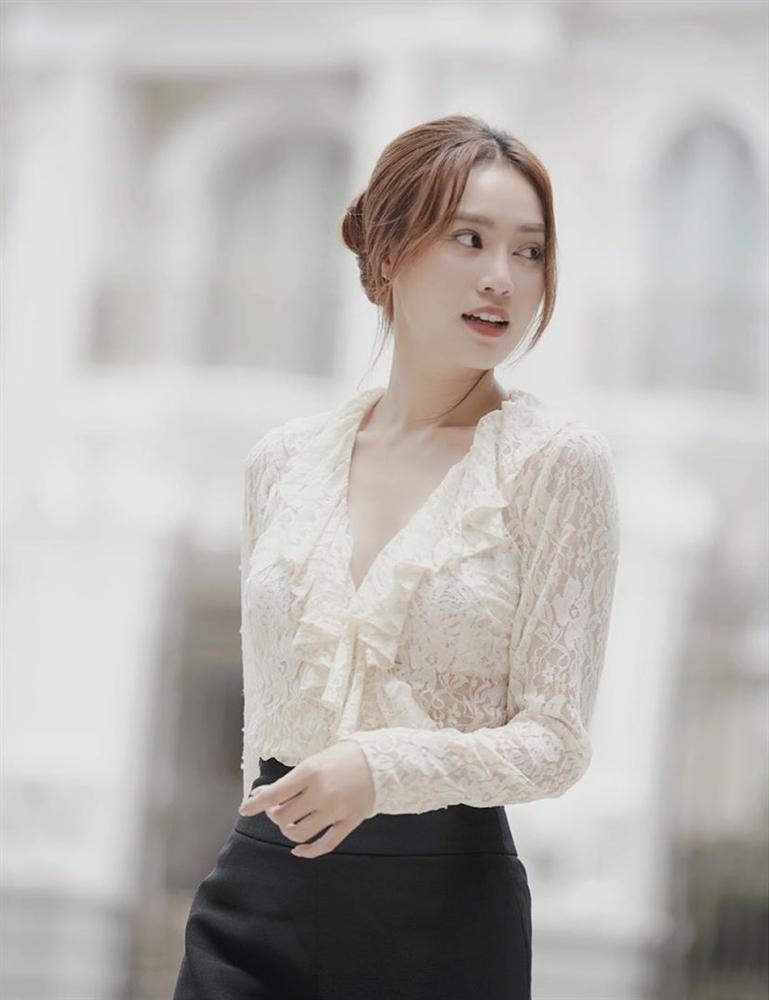 7 cách diện áo blouse trắng của Lan Ngọc: Từ sexy mà vẫn tinh tế cho đến khéo giấu bắp tay to đều đủ cả-2