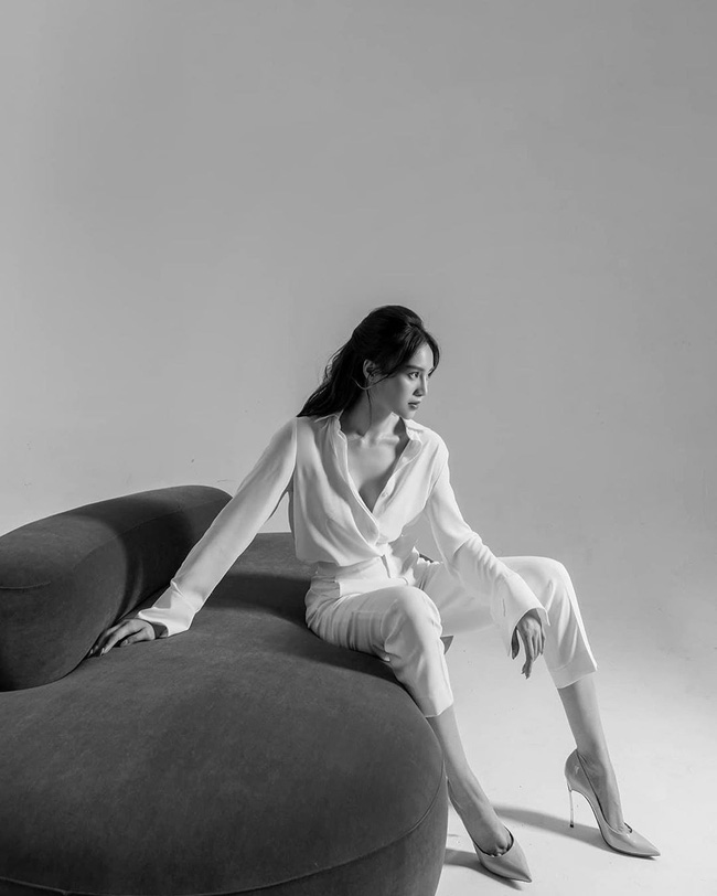 7 cách diện áo blouse trắng của Lan Ngọc: Từ sexy mà vẫn tinh tế cho đến khéo giấu bắp tay to đều đủ cả-5