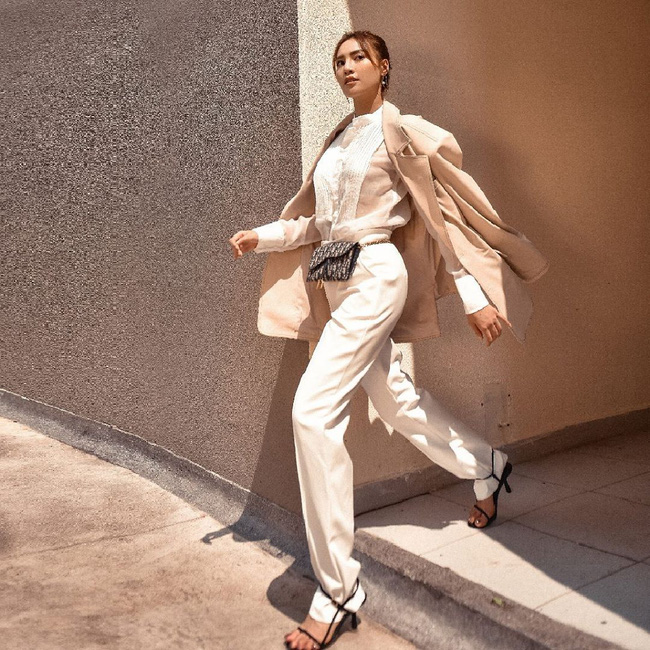 7 cách diện áo blouse trắng của Lan Ngọc: Từ sexy mà vẫn tinh tế cho đến khéo giấu bắp tay to đều đủ cả-8