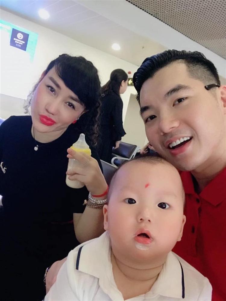 Cặp song sinh siêu đẹp nhờ gen của mẫu nam 9X Trương Nam Thành và nữ đại gia U50-2