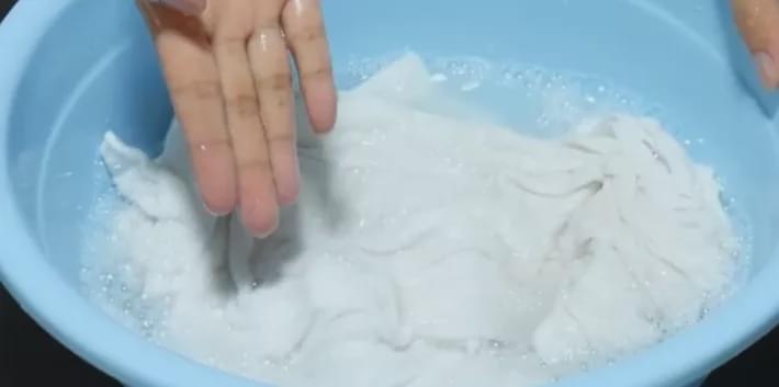 Quần áo trắng bị ố vàng và khó giặt sạch? Mách bạn mẹo nhỏ này, đồ bẩn sẽ sạch như mới mà thao tác cực đơn giản-2