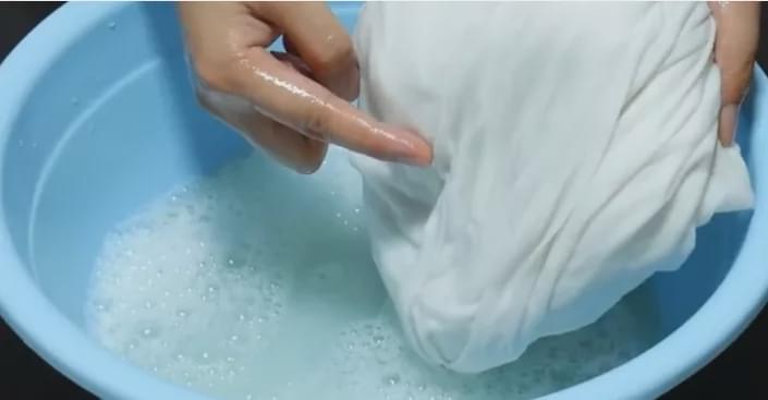 Quần áo trắng bị ố vàng và khó giặt sạch? Mách bạn mẹo nhỏ này, đồ bẩn sẽ sạch như mới mà thao tác cực đơn giản-3
