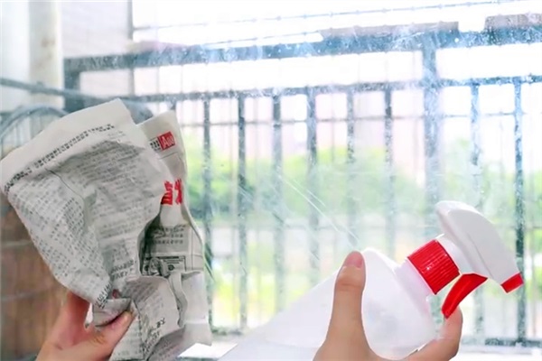 Lau kính không cần nước chuyên dụng, chỉ với một mẹo đơn giản này kính sạch bong kin kít mà không để lại vết-2