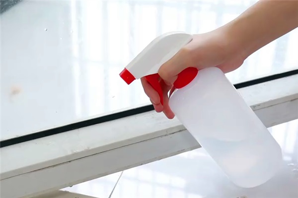 Lau kính không cần nước chuyên dụng, chỉ với một mẹo đơn giản này kính sạch bong kin kít mà không để lại vết-7