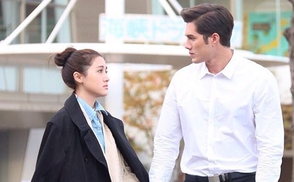 Trong bữa tối lãng mạn kỷ niệm 3 năm yêu nhau, bạn trai cười tươi gọi 2 đĩa mì Ý sốt hải sản, cô gái kiên quyết gạt phăng chiếc nhẫn cầu hôn đắt đỏ-2