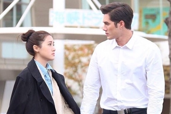 Clip: Cô gái đi ôtô đến tận nhà tình trẻ, gào thét chị yêu em rồi bị chàng trai hắt thẳng chậu nước xuống đầu-2