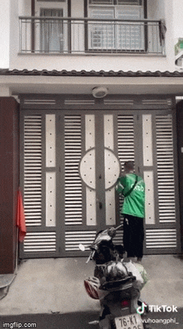 Khách đặt hàng xong ngủ quên không mở cửa nào ngờ gặp anh shipper có tâm, đứng hát tưng bừng” nguyên cả xóm để đánh thức gia chủ-1