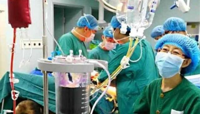 Em bé cười ngay khi chào đời ngay lập tức bị bác sĩ tát, mẹ cám ơn rối rít-1