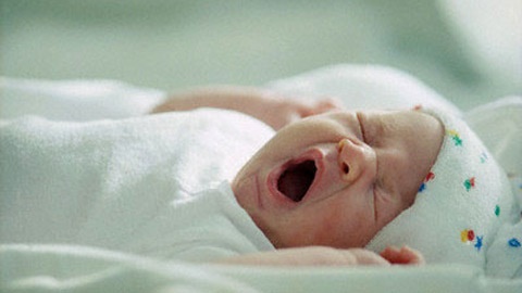 Em bé cười ngay khi chào đời ngay lập tức bị bác sĩ tát, mẹ cám ơn rối rít-5